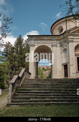 Cappella lungo il percorso della storica via di pellegrinaggio dal Sacro Monte o il Sacro Monte di Varese, Italia - Lombardia Foto Stock