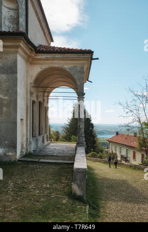 I popoli a piedi lungo il percorso della storica via di pellegrinaggio dal Sacro Monte o il Sacro Monte di Varese, Italia - Lombardia Foto Stock