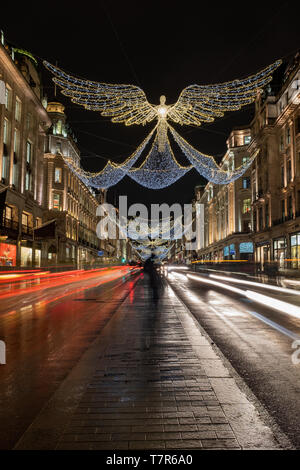 L'angelo a forma di luci di Natale sul Regents Street 2018, lunga esposizione con bus e auto sentieri di luce Foto Stock