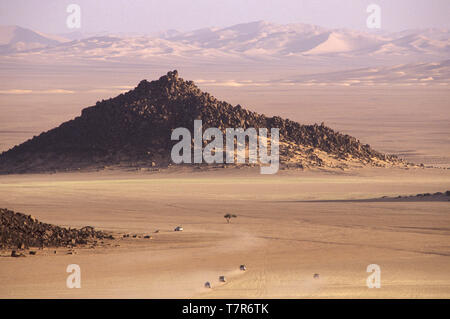 Jeep che viaggiano attraverso il deserto del Sahara in un piccolo gruppo Foto Stock