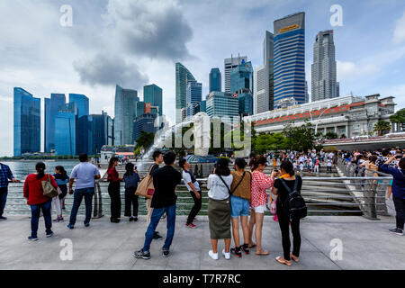 I turisti per scattare delle foto della statua Merlion e dello skyline di Singapore, Singapore, Sud-est asiatico Foto Stock