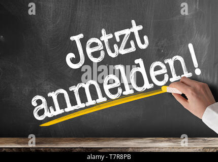 Testo JETZT ANMELDEN, Tedesco per la registrazione ora o iscriviti ora scritti sulla lavagna Foto Stock