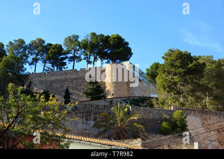 Dénia Castello cercando da Fora Mur street, Costa Blanca, Spagna Foto Stock