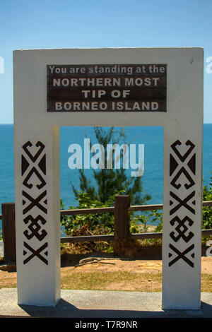 Una lettura del segno ' si sta in piedi presso la punta piu' a nord di isola di Borneo' A Simpang Menggayau vicino a Kudat Sabah Malaysia Foto Stock