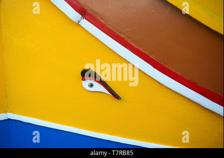 Abstract vista ravvicinata del maltese in legno barca da pesca chiamato Luzzu con decorazioni tradizionali e vibrante della pittura. Foto Stock