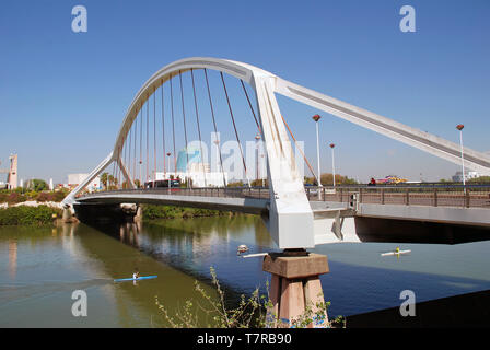 Il Puente de la Barqueta a Siviglia, in Spagna il 3 aprile 2019. Il ponte di sospensione è stata completata nel 1992 per l'accesso all'Esposizione Universale. Foto Stock