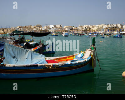 Luzzu tradizionali barche da pesca a imoored Marsaklokk, Malta. Foto Stock