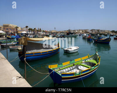 Luzzu tradizionali barche da pesca a imoored Marsaklokk, Malta. Foto Stock