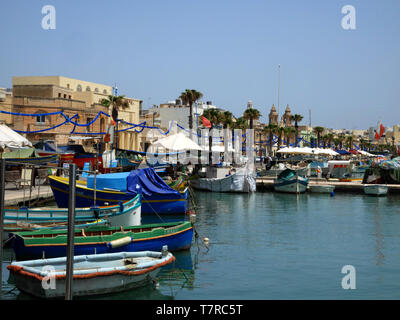 Luzzu tradizionali barche da pesca a imoored Marsaklokk, Malta. Foto Stock