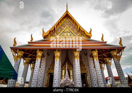 Ingresso del tempio con le colonne e le nuvole all'interno di Wat Arun complessa, Bangkok, Thailandia Foto Stock