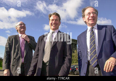 Cancelliere ombra Michael Portillo, Malcolm Rifkind e Scottish leader conservatore David McLetchie mostrato dopo l inaugurazione del conservatore più recente poster su Edimburgo Calton Hill Oggi (Venerdì 18/5/01). Foto Stock