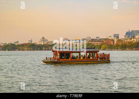 HANGZHOU, Cina, dicembre - 2018 - Touristic barca tradizionale a west lake in Hangzhou, Cina Foto Stock