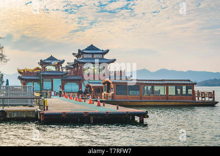 HANGZHOU, Cina, dicembre - 2018 - giornata invernale di scena a turistico West Lake in Hangzhou, Cina Foto Stock