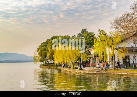 HANGZHOU, Cina, dicembre - 2018 - giornata invernale di scena a turistico West Lake in Hangzhou, Cina Foto Stock