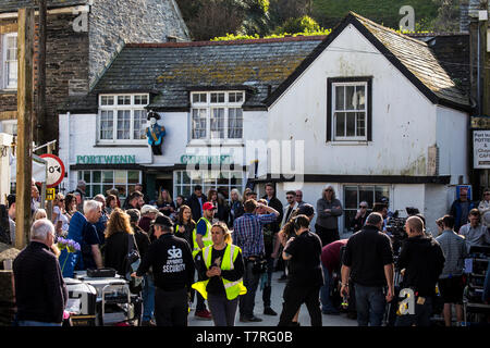 Produzione equipaggio e membri del pubblico in Port Isaac, Cornwall durante le riprese del ITV serie televisiva Doc Martin Foto Stock