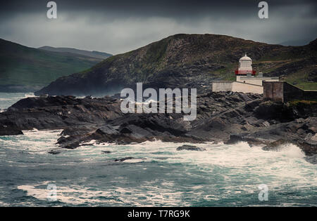 Cromwell Point Lighthouse.Il faro di Cromwell punto sull' isola Valentia, assicura le barche arrivano in modo sicuro in Valentia Harbour. Foto Stock