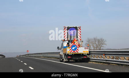 Carrello e lavori stradali in autostrada senza lavoratore Foto Stock