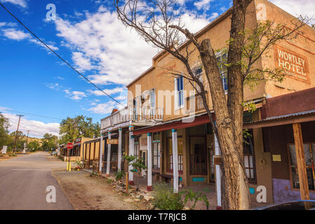 Abbandonato Wortley Hotel sul sentiero di turchese a Los Cerrillos, Nuovo Messico Foto Stock