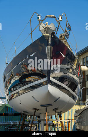 SWANSEA, GALLES - Luglio 2018: Racing yacht con uno scafo lucidato in vendita in un cantiere di Swansea marina Foto Stock