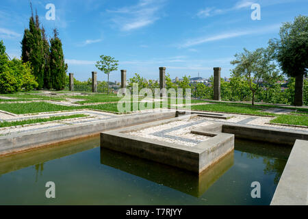 Giardini formali e dal punto di vista al Jardins do Palacio de Cristal, Porto, Portogallo. Foto Stock