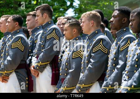 I membri dell'esercito Cavalieri Neri, U.S. Accademia militare di calcio, ascoltare il Presidente statunitense Donald Trump durante il Comandante in capi trofeo presentazione presso il Giardino delle Rose della Casa Bianca il 6 maggio 2019 a Washington, DC. Foto Stock