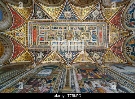 Dipinto sul soffitto in Libreria Piccolomini nel Duomo di Siena (Duomo di Siena), Italia. Foto Stock