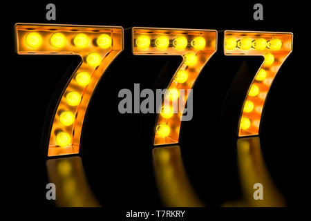 777 cartello da golden lampadina lettere, retro incandescente font. Il rendering 3D Foto Stock