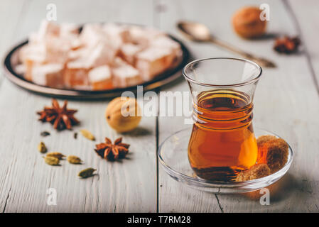 Asian tè in vetro armudu con Rahat Lokum e spezie differenti sulla superficie di legno Foto Stock