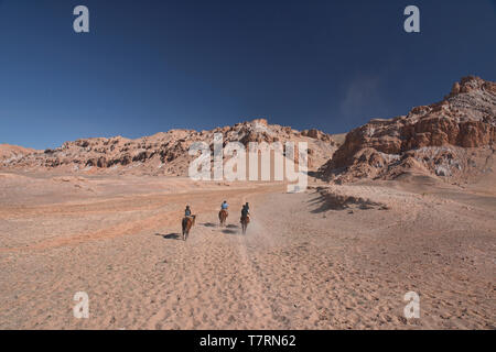 Passeggiate a cavallo nella Valle della Luna, San Pedro de Atacama, Cile Foto Stock