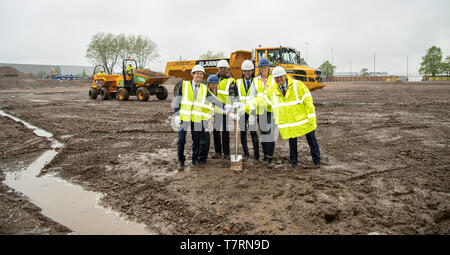 (L-R) Andy Street (Sindaco di West Mid) Katrina Hart (ATH), Antwone Fergurson (boxer), Rhiana Burrell (ATH), Katie Stainton (ATH) e Cllr Ian Ward sono visti presenti alla cerimonia per segnare l'avvio ufficiale dei lavori di costruzione dello elemento residenziale del villaggio del commonwealth che ospiterà 6.500 atleta e funzionari durante l'estate del 2022. Foto Stock