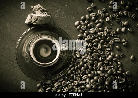 Tempo di caffè, caffè, i chicchi di caffè e biscotti su sfondo scuro Foto Stock