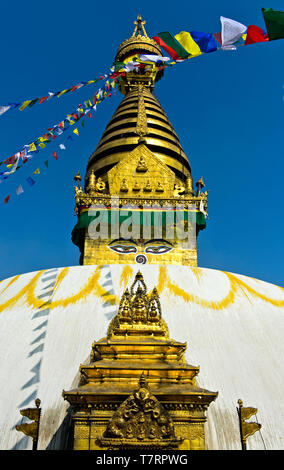 Guglia dorato su cui sono dipinte del Buddha occhi, Swayambhunath Stupa o Tempio delle Scimmie, Kathmandu, Nepal Foto Stock