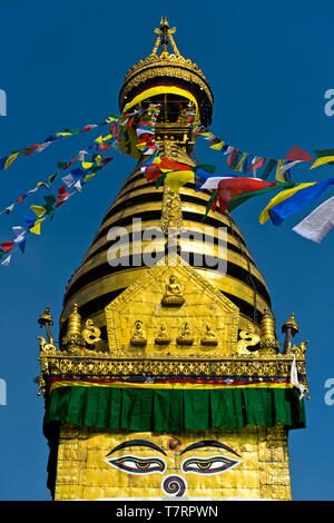Guglia dorato su cui sono dipinte del Buddha occhi, Swayambhunath Stupa o Tempio delle Scimmie, Kathmandu, Nepal Foto Stock