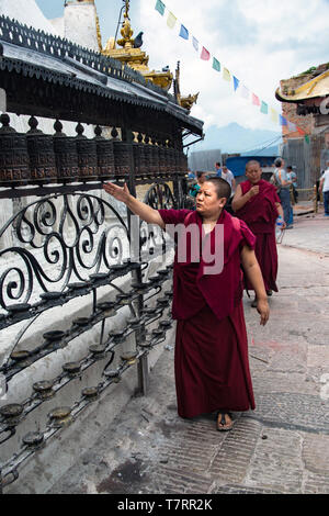 Monaco buddista la filatura ruote della preghiera in un tempio di Swayambhunath Stupa chiamato anche Monkey Temple a Kathmandu in Nepal Foto Stock