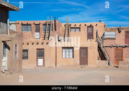 Acoma Pueblo storiche case di adobe, porte e scale in legno a Sky City nel Nuovo Messico, STATI UNITI D'AMERICA Foto Stock