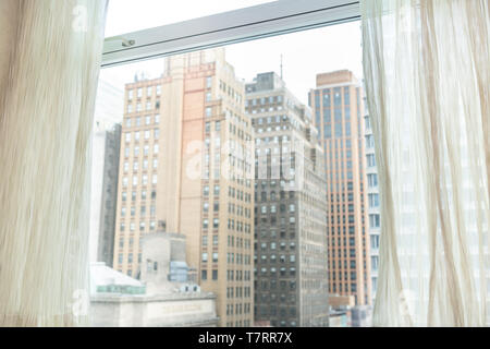 La città di New York, Stati Uniti d'America paesaggio urbano la costruzione di grattacieli di New York Herald Square vintage vista attraverso la finestra e le tende Foto Stock