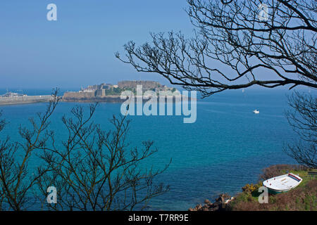 Isole del Canale. Guernsey. San Pietro Porta . Vista in lontananza Castle Cornet da il sentiero della scogliera. Foto Stock