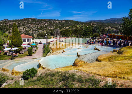 Città Karahayit con molle rosse, nei pressi di Pamukkale, destinazione turistica , la Turchia, Rosso di pool di Karahayit con la sana acqua minerale nella città di Denizl Foto Stock