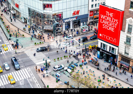 La città di New York, Stati Uniti d'America - 7 Aprile 2018: Antenna ad alto angolo di visione di edificio urbano a New York Herald Square Midtown con Rosso Magazzino Macy's, Verizon e HM Foto Stock