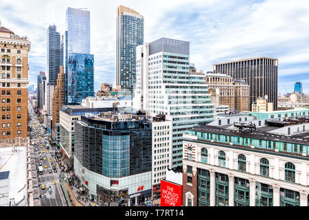 La città di New York, Stati Uniti d'America - 7 Aprile 2018: Antenna ad alto angolo di visione del paesaggio urbano tetto la costruzione di grattacieli di New York Herald Square Midtown con negozi Foto Stock