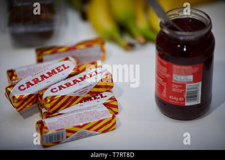 Il Tunnock del wafer di caramello, correttamente noto come Tunnock del latte rivestite di cioccolato al caramello biscotto di wafer dalla famiglia baker basato a Uddingston, Scotlan Foto Stock