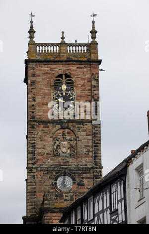 Whitchurch città mercato nello Shropshire, Inghilterra, vicino al confine gallese. cercando la High Street hill verso St Alkmunds Chiesa Foto Stock