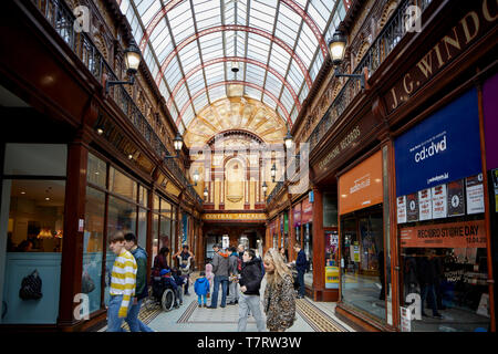 Newcastle upon Tyne, timido welsh gypsy Central Arcade, elegante Edwardian piastrellate shopping arcade costruito 1906 progettato da Oswald e figlio Foto Stock