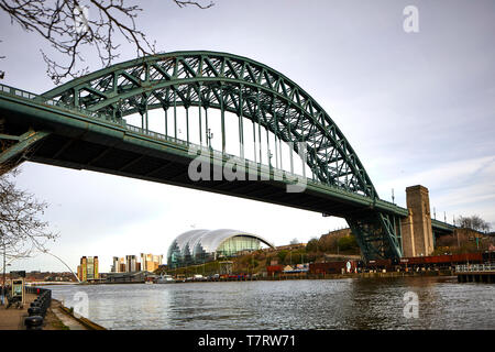 Iconico Newcastle upon Tyne, Quayside waterfront landmark Millennium ponte che attraversa il fiume Tyne e Sage Gateshead guardando al Tyne Bridge Foto Stock