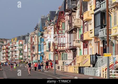 Francia, Somme, meri les Bains, il susseguirsi di ville Belle Epoque con facciate colorate, bow-windows, balconi o logge Foto Stock