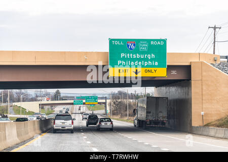 Mechanicsburg, Stati Uniti d'America - Aprile 6, 2018: Pedaggio 76 turnpike uscire solo segno sulla Highway 15 in Pennsylvania con vetture di traffico sul giorno nuvoloso Foto Stock