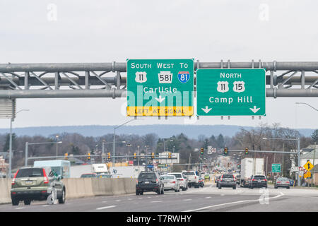 Harrisburg, Stati Uniti d'America - Aprile 6, 2018: uscita segno sulla Highway 11 in Pennsylvania con vetture di traffico sul giorno nuvoloso per Carlisle e Camp Hill Foto Stock