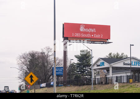 Harrisburg, Stati Uniti d'America - Aprile 6, 2018: Chick-fil-un segno sulla Highway 83 in Pennsylvania con i283 uscita sud Foto Stock