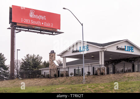 Harrisburg, Stati Uniti d'America - Aprile 6, 2018: Chick-fil-Un segno rosso sull'autostrada 83 in Pennsylvania con i283 uscita sud Foto Stock