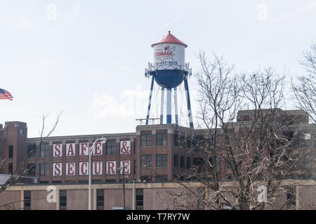 Newark, Stati Uniti d'America - Aprile 6, 2018: vista industriale vintage in centro città zona in New Jersey con segno per sicuro e sicuro, bandiera americana e lo storage Foto Stock